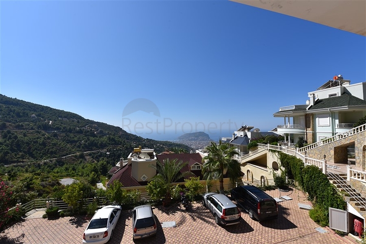 دوبلكس ثلاث غرف وصالة مع تراس واسع باطلالة بحر وقلعة في مركز الانيا 