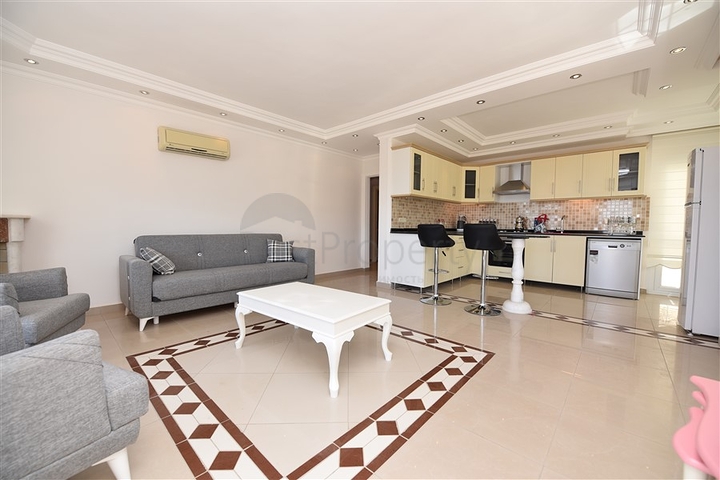 دوبلكس ثلاث غرف وصالة مع تراس واسع باطلالة بحر وقلعة في مركز الانيا 