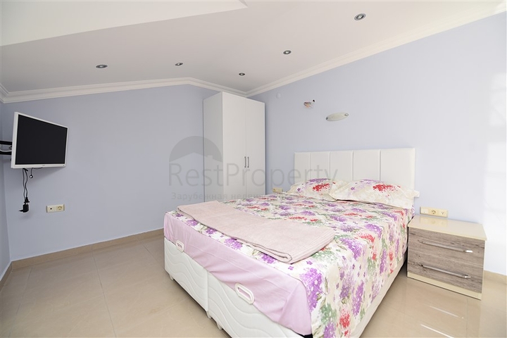 دوبلكس ثلاث غرف وصالة مع تراس واسع باطلالة بحر وقلعة في مركز الانيا 