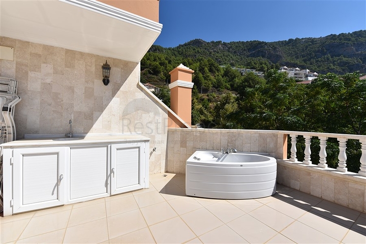 دوبلكس ثلاث غرف وصالة مع تراس واسع باطلالة بحر وقلعة في مركز الانيا 