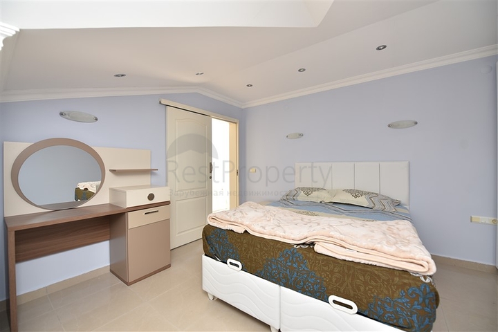 دوبلكس ثلاث غرف وصالة مع تراس واسع باطلالة بحر وقلعة في مركز الانيا 