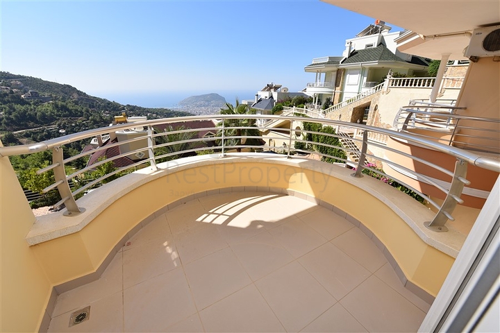 دوبلكس ثلاث غرف وصالة مع تراس واسع باطلالة بحر وقلعة في مركز الانيا 