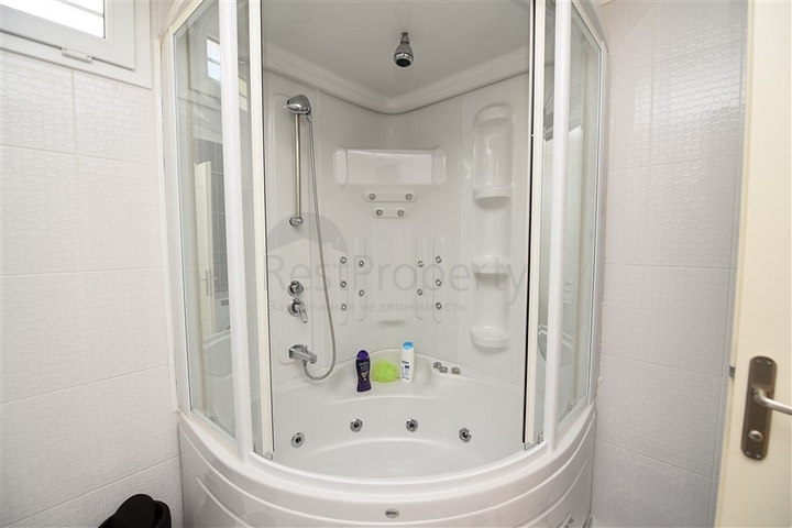 دوبلكس ثلاث غرف وصالة مع تراس واسع باطلالة بحر وقلعة في مركز الانيا 