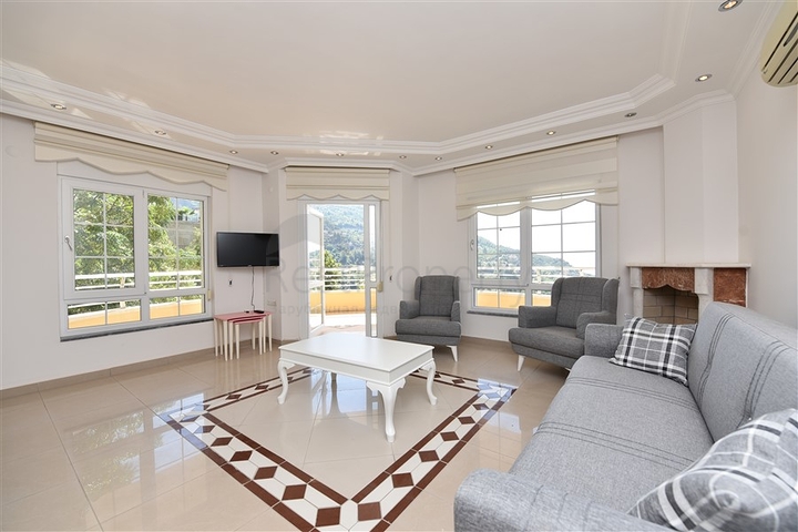 دوبلكس ثلاث غرف وصالة مع تراس واسع باطلالة بحر وقلعة في مركز الانيا 