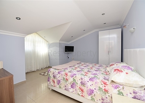 دوبلكس ثلاث غرف وصالة مع تراس واسع باطلالة بحر وقلعة في مركز الانيا 