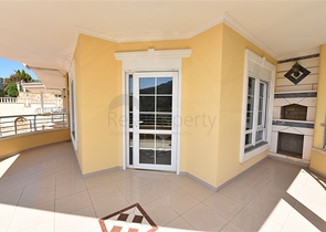 دوبلكس ثلاث غرف وصالة مع تراس واسع باطلالة بحر وقلعة في مركز الانيا 