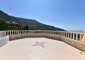 دوبلكس ثلاث غرف وصالة مع تراس واسع باطلالة بحر وقلعة في مركز الانيا 