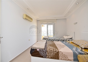 دوبلكس ثلاث غرف وصالة مع تراس واسع باطلالة بحر وقلعة في مركز الانيا 