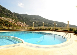 دوبلكس ثلاث غرف وصالة مع تراس واسع باطلالة بحر وقلعة في مركز الانيا 