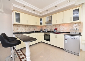 دوبلكس ثلاث غرف وصالة مع تراس واسع باطلالة بحر وقلعة في مركز الانيا 