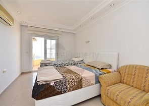 دوبلكس ثلاث غرف وصالة مع تراس واسع باطلالة بحر وقلعة في مركز الانيا 