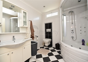 دوبلكس ثلاث غرف وصالة مع تراس واسع باطلالة بحر وقلعة في مركز الانيا 