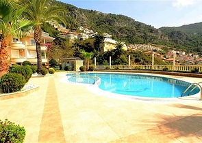 دوبلكس ثلاث غرف وصالة مع تراس واسع باطلالة بحر وقلعة في مركز الانيا 