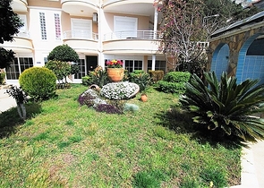 دوبلكس ثلاث غرف وصالة مع تراس واسع باطلالة بحر وقلعة في مركز الانيا 