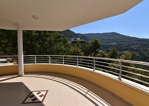 دوبلكس ثلاث غرف وصالة مع تراس واسع باطلالة بحر وقلعة في مركز الانيا 