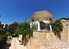 دوبلكس ثلاث غرف وصالة مع تراس واسع باطلالة بحر وقلعة في مركز الانيا 