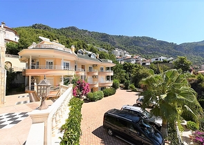 دوبلكس ثلاث غرف وصالة مع تراس واسع باطلالة بحر وقلعة في مركز الانيا 