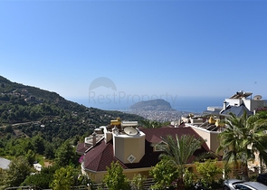 دوبلكس ثلاث غرف وصالة مع تراس واسع باطلالة بحر وقلعة في مركز الانيا 