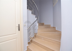 دوبلكس ثلاث غرف وصالة مع تراس واسع باطلالة بحر وقلعة في مركز الانيا 