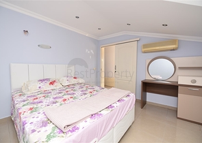 دوبلكس ثلاث غرف وصالة مع تراس واسع باطلالة بحر وقلعة في مركز الانيا 