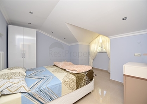 دوبلكس ثلاث غرف وصالة مع تراس واسع باطلالة بحر وقلعة في مركز الانيا 