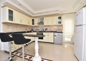 دوبلكس ثلاث غرف وصالة مع تراس واسع باطلالة بحر وقلعة في مركز الانيا 