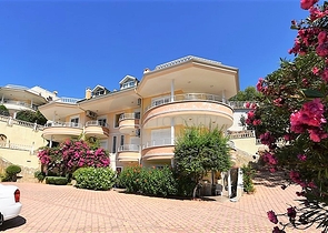 دوبلكس ثلاث غرف وصالة مع تراس واسع باطلالة بحر وقلعة في مركز الانيا 