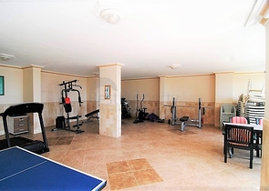 دوبلكس ثلاث غرف وصالة مع تراس واسع باطلالة بحر وقلعة في مركز الانيا 