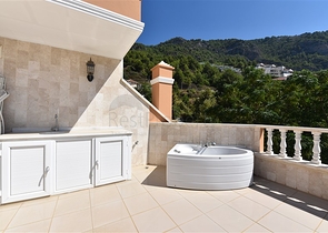 دوبلكس ثلاث غرف وصالة مع تراس واسع باطلالة بحر وقلعة في مركز الانيا 