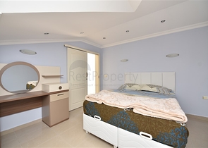 دوبلكس ثلاث غرف وصالة مع تراس واسع باطلالة بحر وقلعة في مركز الانيا 