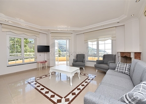 دوبلكس ثلاث غرف وصالة مع تراس واسع باطلالة بحر وقلعة في مركز الانيا 