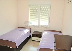 شقة غرفتين وصالة مفروشة ضمن مجمع سكني جنب مول الانيوم - اوبا / الانيا 