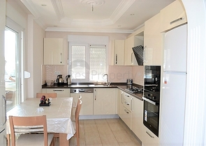 شقة غرفتين وصالة مفروشة ضمن مجمع سكني جنب مول الانيوم - اوبا / الانيا 