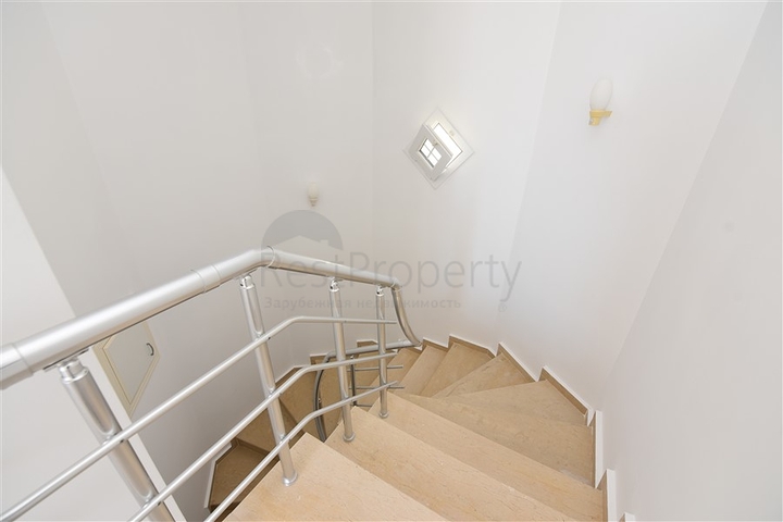 دوبلكس في منطقة مرتفعة باطلالة بحر مباشرة / مركز الانيا 