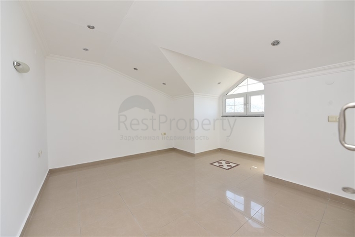 دوبلكس في منطقة مرتفعة باطلالة بحر مباشرة / مركز الانيا 