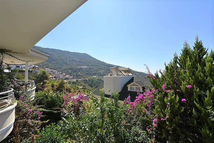 دوبلكس في منطقة مرتفعة باطلالة بحر مباشرة / مركز الانيا 