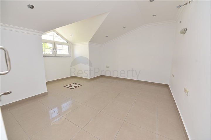 دوبلكس في منطقة مرتفعة باطلالة بحر مباشرة / مركز الانيا 