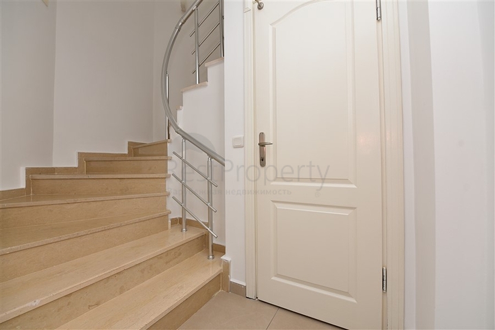 دوبلكس في منطقة مرتفعة باطلالة بحر مباشرة / مركز الانيا 