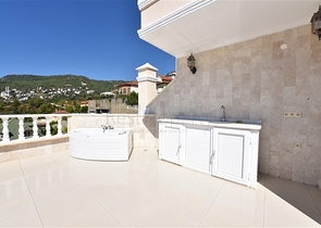 دوبلكس في منطقة مرتفعة باطلالة بحر مباشرة / مركز الانيا 