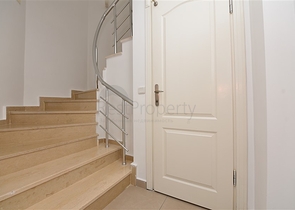 دوبلكس في منطقة مرتفعة باطلالة بحر مباشرة / مركز الانيا 