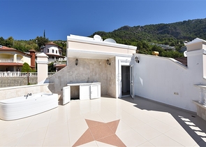 دوبلكس في منطقة مرتفعة باطلالة بحر مباشرة / مركز الانيا 