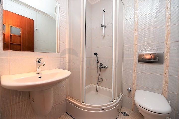 ضمن افخم مجمعات مركز الانيا - شقة مفروشة بتصميم غرفتين وصالة 