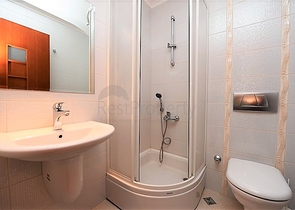 ضمن افخم مجمعات مركز الانيا - شقة مفروشة بتصميم غرفتين وصالة 