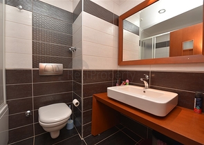 ضمن افخم مجمعات مركز الانيا - شقة مفروشة بتصميم غرفتين وصالة 