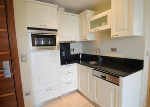 ضمن اشهر مجمعات الانيا - شقة مفروشة غرفتين وصالة 