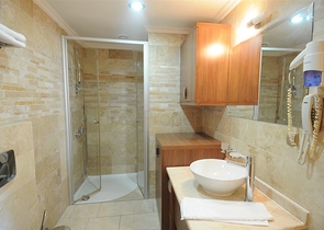 ضمن اشهر مجمعات الانيا - شقة مفروشة غرفتين وصالة 