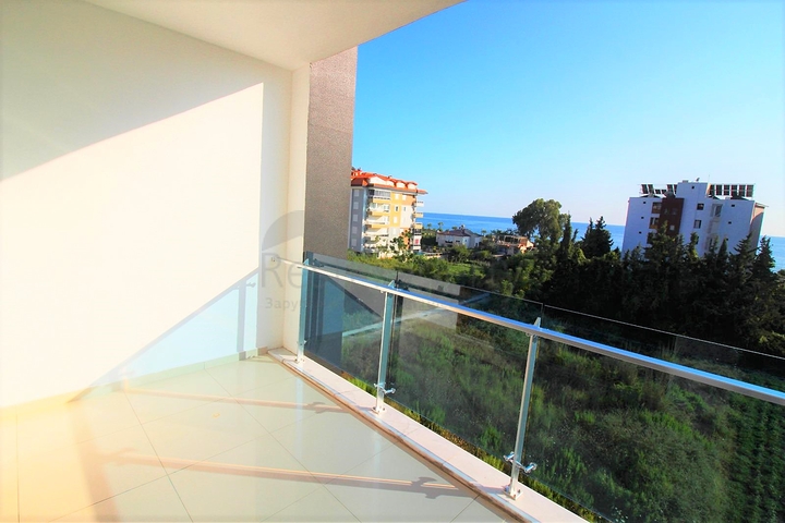 غرفة وصالة باطلالة بحرية في منطقة كاستل الراقية / الانيا 