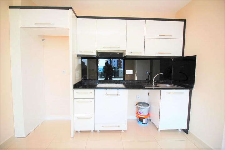 غرفة وصالة باطلالة بحرية في منطقة كاستل الراقية / الانيا 