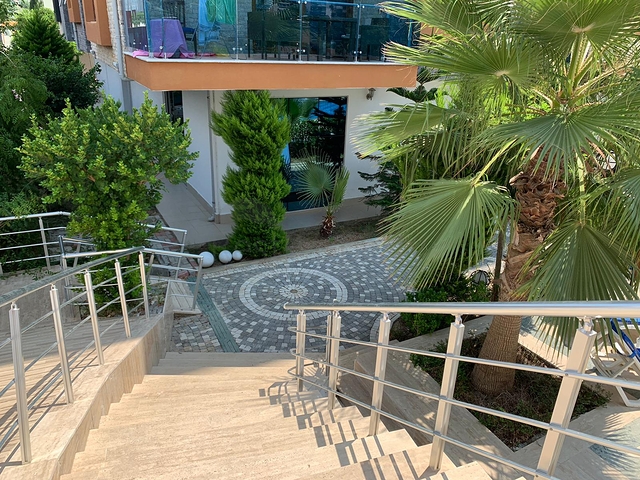 غرفة وصالة باطلالة بحرية في منطقة كاستل الراقية / الانيا 