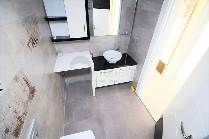 غرفة وصالة باطلالة بحرية في منطقة كاستل الراقية / الانيا 